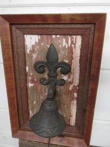 lot 118 image: Cast Iron Dinner bell with barnwood...