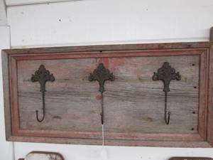 lot 129 image: Barnwood hanging coat rack with 3-c...