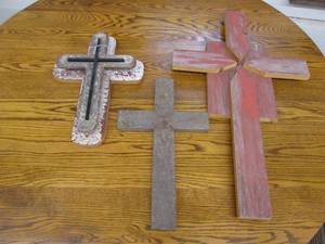 lot 130 image: Assortment of (3) Barnwood cross wa...