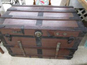 lot 147 image: Vintage Wood Storage trunk featurin...