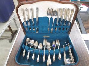 lot 81 image: W.M. Rogers & Son Silver Plated fl...