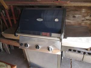 lot 84 image: Vermont Castings rolling gas grill ...