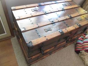 lot 1 image: Trunk in good condition, measuring ...