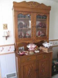 lot 3 image: Hutch with glass front doors, 7 ta...