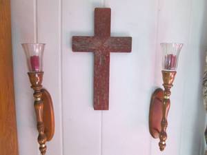 lot 20 image: Barnwood cross and 2 candleholders...