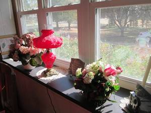 lot 21 image: Classy red lamp with other home dec...