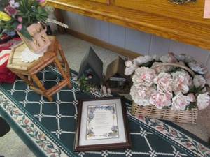 lot 24 image: Home decor and birdhouses...