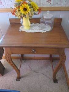 lot 25 image: Small table and home decor...