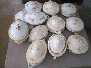 lot 27 image: Assorted fine and ornate china...