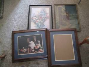 lot 301 image: Wall decor and a frame...