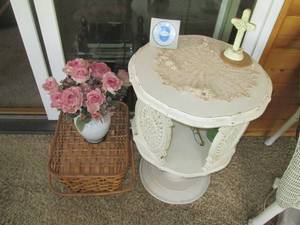lot 311 image: Shabby chick end table, basket and ...