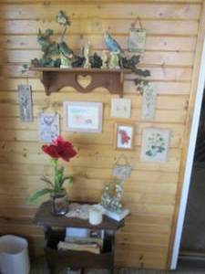 lot 317 image: Magazine stand and other decor...