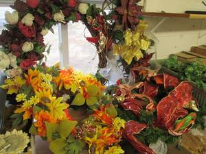 lot 285 image: Wreaths and decorative greenery...