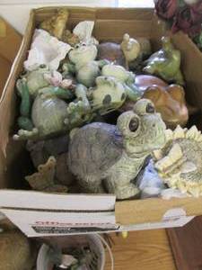 lot 286 image: Box of frog and theme garden decor...