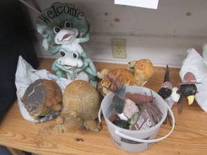 lot 287 image: Lot of garden decor...