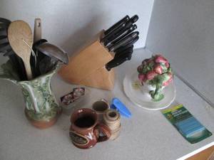 lot 344 image: Knife block, kitchen utinsels and h...
