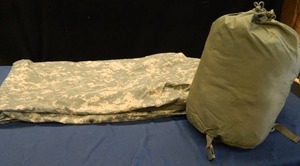 MILITARY SLEEPING BAGS IN STUFF SACK AND BIVY EXCELLENT CONDITION