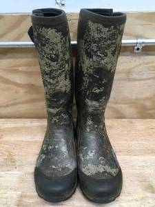 lot 76 image: Cabelas Mens Rubber Boots Size 10