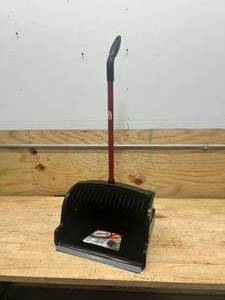 lot 30 image: LIBMAN 1168 Large Scoop Dustpan,16 with Steel Handle