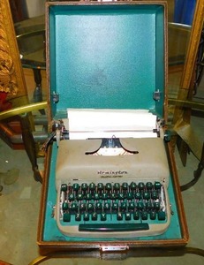 Remington Travel-Riter Typewriter In Case