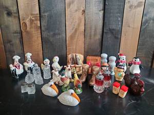 lot 7 image: Salt and Pepper Shakers