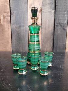 lot 21 image: Beautiful Coynes Green Glass Decanteur and Glasses
