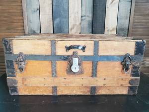 lot 24 image: Beautiful Wood Steamer Trunk