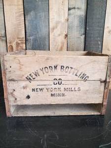 lot 38 image: Very RARE New Your Mills Bottling Crate
