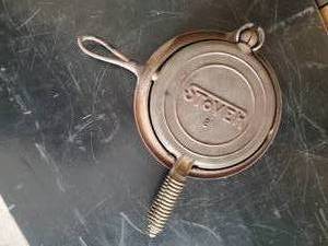 lot 46 image: Stover #8 Cast Iron Waffle Maker
