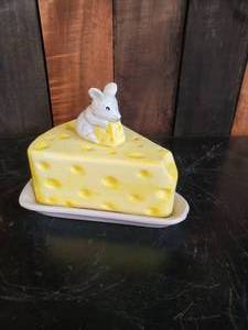 lot 49 image: Super Cute Mouse on Cheese Dish