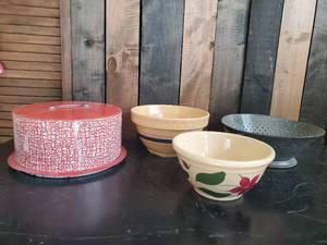 lot 56 image: Lot of Vintage Bowls and Containers