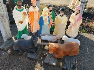 lot 60 image: 11 Piece Vintage Blow Mold Nativity Scene