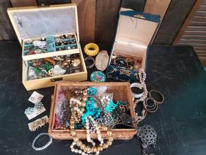 lot 80 image: Gorgeous Collection of Vintage Costume Jewelry