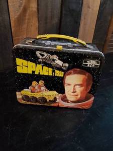 lot 102 image: Very Cool Space  1999 Lunchbox