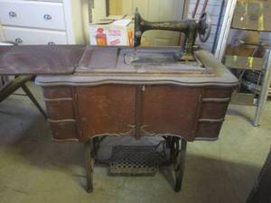 lot 4 image: (FRNT) Antique Standard Model R Man...