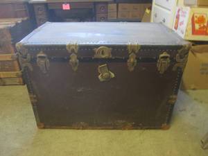 lot 7 image: (FRNT) Antique Mendel Drucker Trunk...
