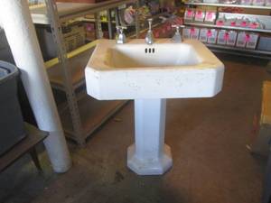 lot 8 image: (EC1) Vintage Kohler Cast Iron Pede...