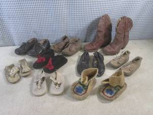 lot 11 image: (EW4) Assorted Vintage Kids Shoes...