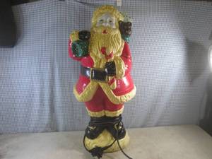 lot 21 image: (EC1) Vintage Plastic Blowmold Ligh...