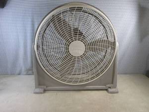 lot 28 image: (EW4) Lasko 20 3-Speed Fan - Works...