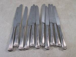 lot 46 image: (EC1) 11 Vintage Vallerie Butter Kn...