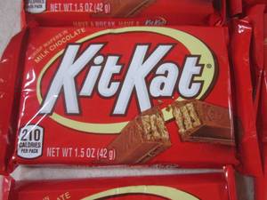 lot 409 image: (B-3) 12 Kit Kat Candy Bars Past Da...
