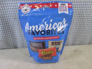 lot 423 image: (B-2) Bag of Americas Favorites Sh...
