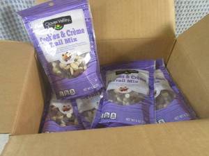 lot 439 image: (B-3) 6 Bags of Cookies & Creme Tra...