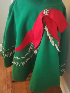 lot 21 image: Vintage 50s Womens Green Felt Christmas Dance or Tree Skirt, or Shawl Handmade
