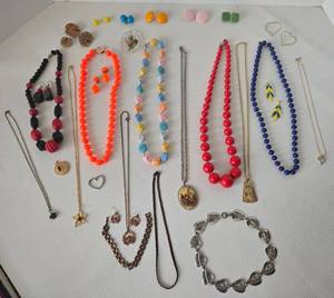 lot 54 image: Variety of Vintage Fashion Jewelry 