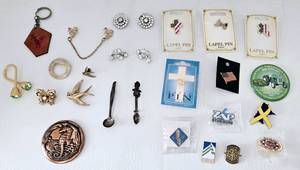 lot 55 image: Vintage Brooches, Souvenir and Lapel Pins, and Keychains
