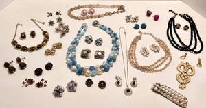 lot 60 image: Group of Vintage Costume Fashion Jewelry
