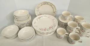 lot 70 image: Vintage Pfaltzgraff Tea Rose Dinnerware