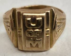 lot 5 image: Vintage 1938 University of Minnesota 10K Gold Class Ring